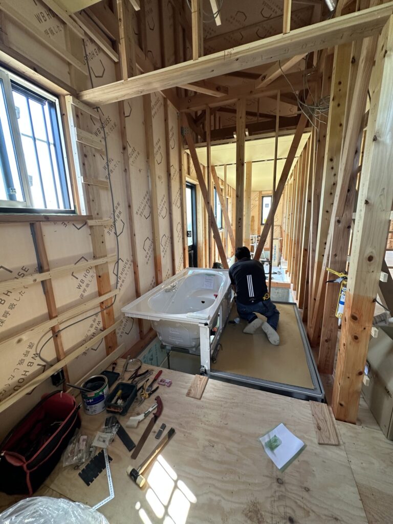 ユニットバス施工中 | 鈴茂建築｜田原市の 新築・リフォーム